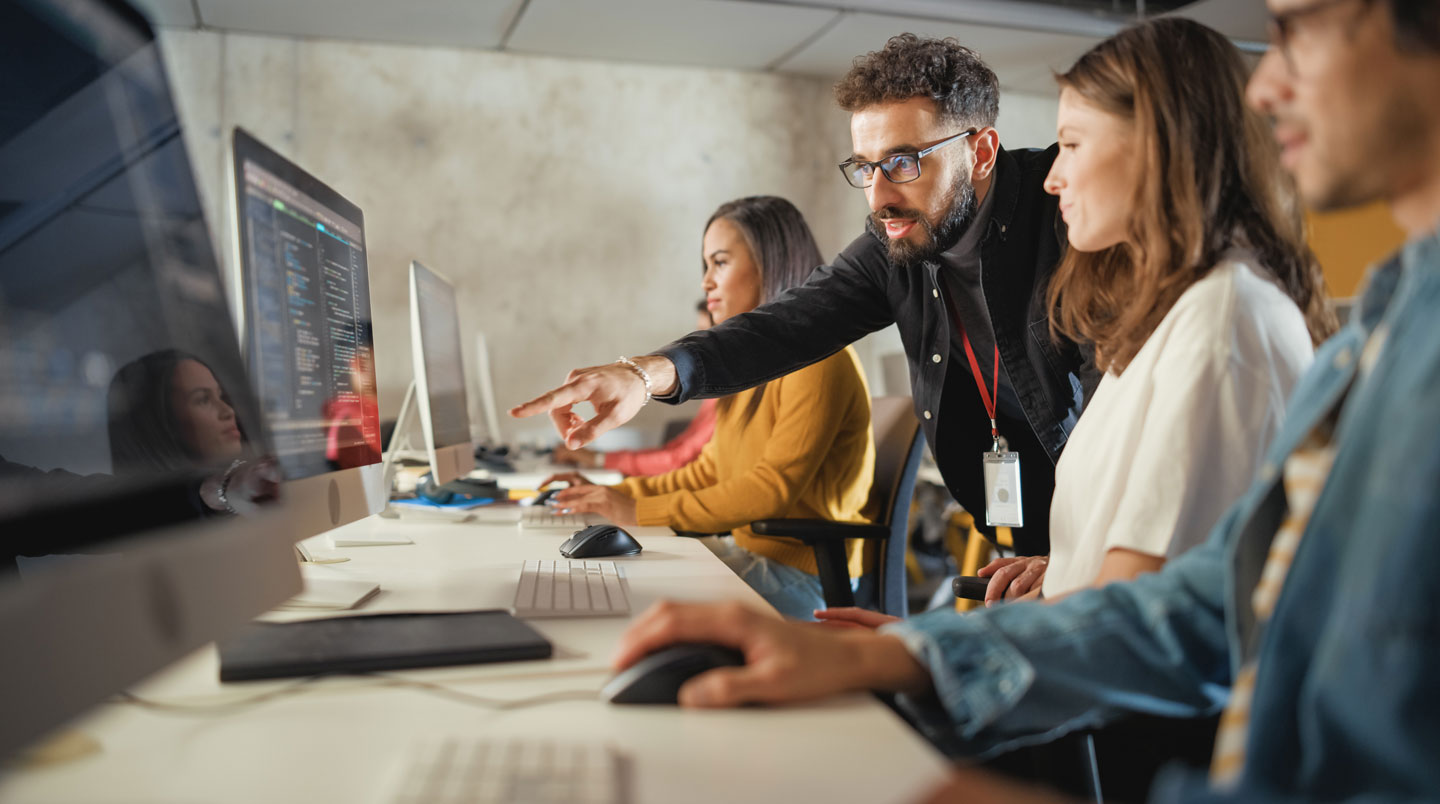 Participant à une formation SEO prenant des notes lors d'un cours en présentiel